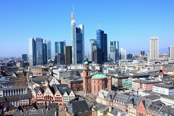 Luftbild von Frankfurt mit der Skyline im Hintergrund