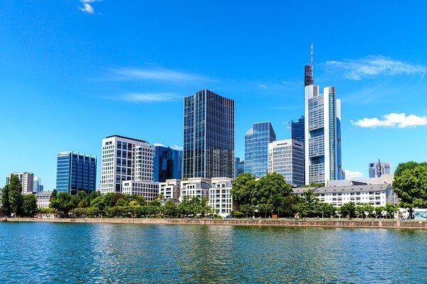 Blick auf die Skyline von Frankfurt bei blauem Himmel