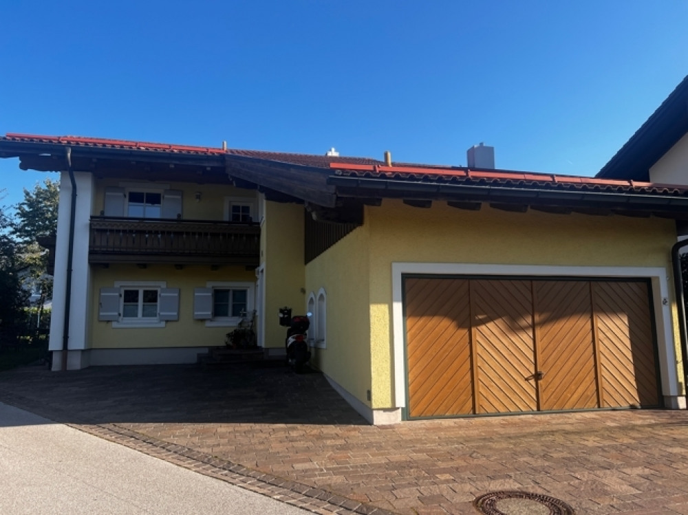 Ansicht mit Doppelgarage