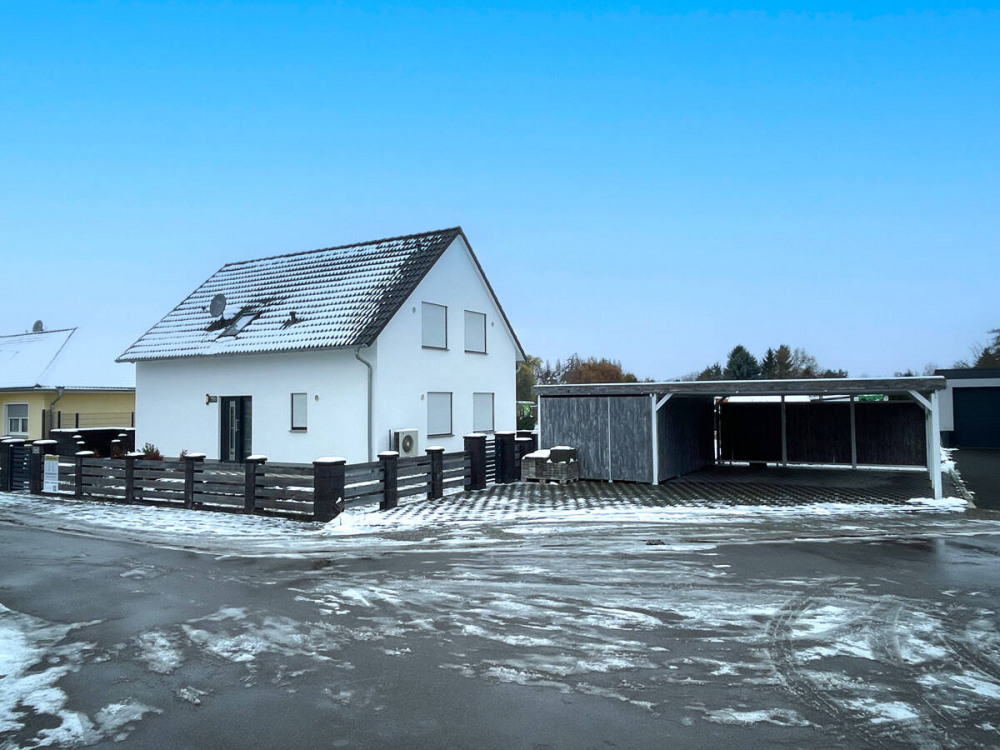Objektansicht mit Doppelcarport 