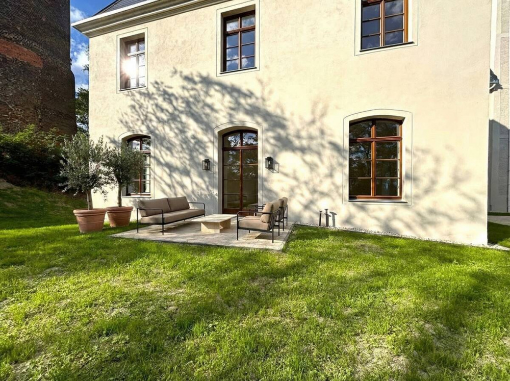 Terrasse mit Beispielmöblierung