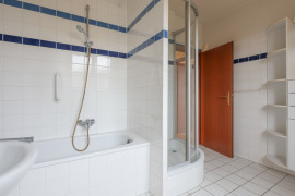 Bad im Obergeschoss mit Wanne und Dusche
