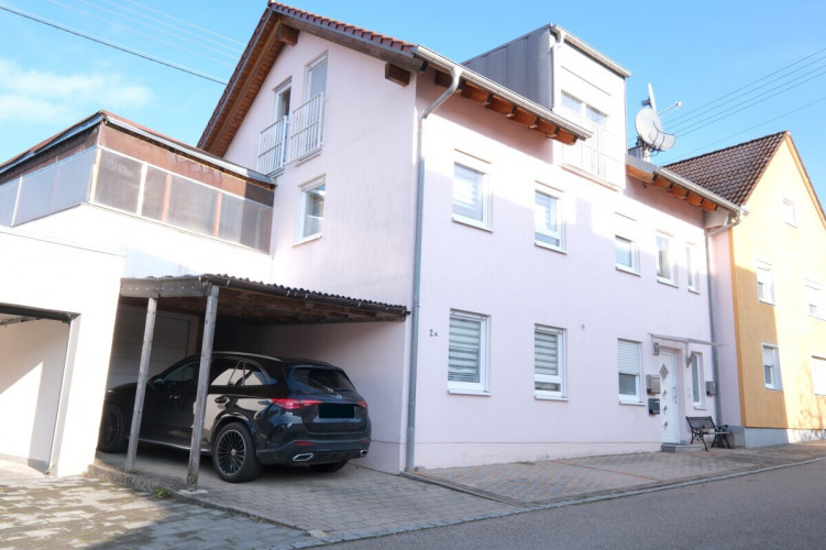 Exterieur - Hausfront mit Garage