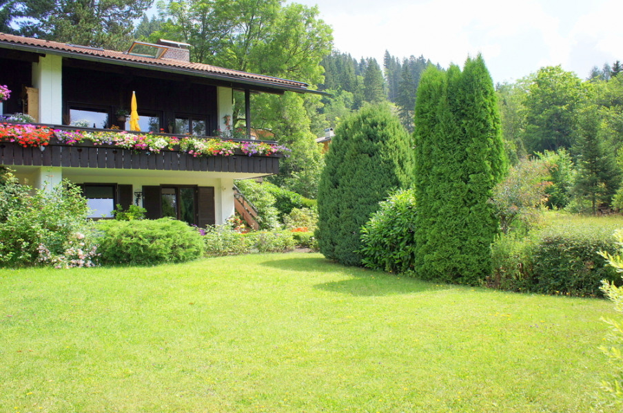 SCHÖNE DOPPELHAUSHÄLFTE