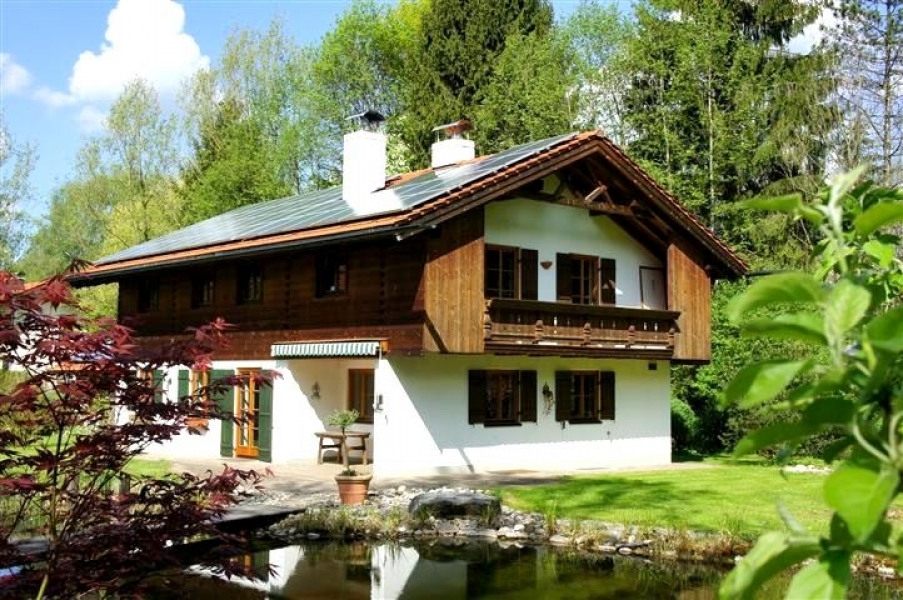 Hausansicht mit Teich 4