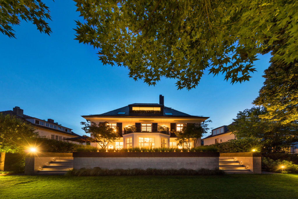 Außenansicht mit nächtlicher Beleuchtung