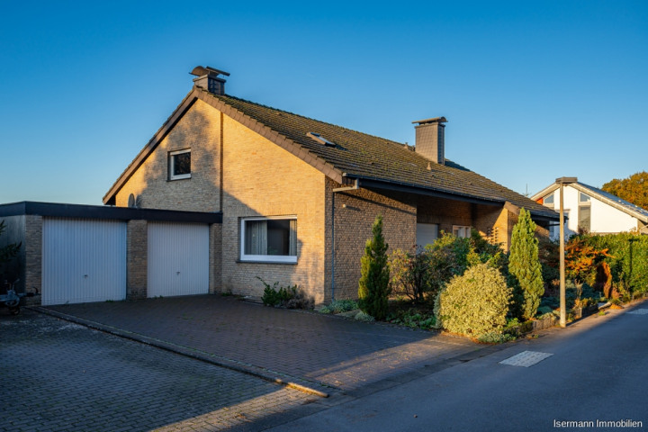 Großzügiges Einfamilienhaus mit umfangreicher Wohn- und Nutzfläche