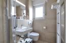  modernisiertes (Gäste-)Badezimmer mit Dusche