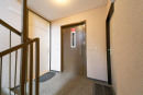 Treppenhaus mit Wohnungseingang und Aufzug