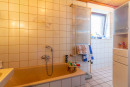 Nicht hochmodern, dafür funktional und solide: Ihr Familienbad im Obergeschoss ist mit Badewanne, Dusche und Tageslicht ausgestattet.