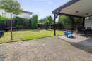 Pflegeleicht und mit einer schönen Überdachung ausgestattet, überzeugt der nach Osten gerichtete Garten mit pflegeleichter Bepflanzung und viel Ruhe für Ihre Erholung. 