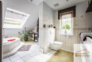 Badezimmer mit Badewanne und Dusche