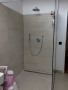 Dusche im Bad mit Fußbodenheizung
