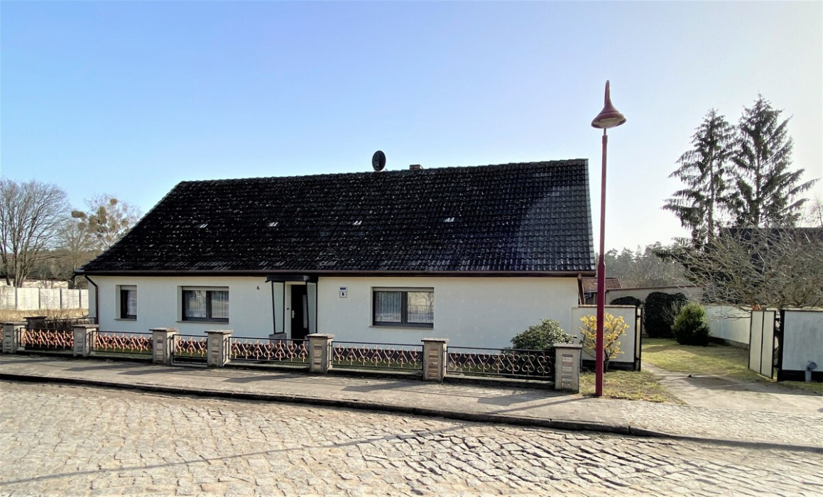 Gebäudeansicht mit Einfahrt