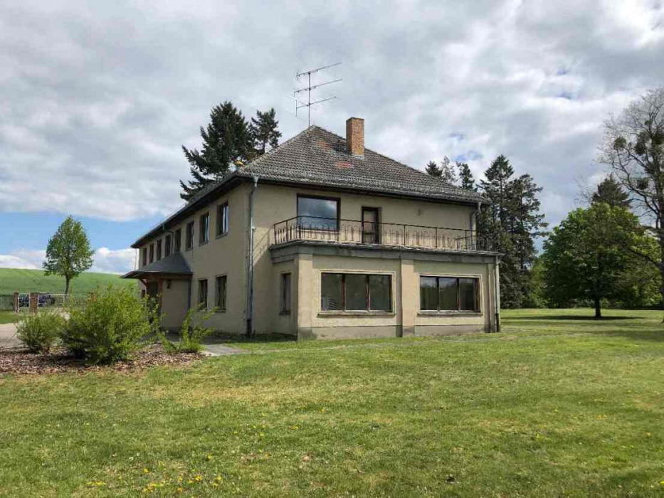 Villa Ansicht mit Balkon.png