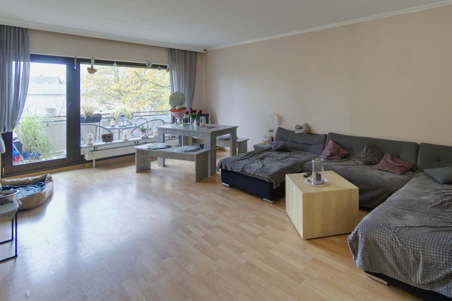Großes, helles Wohnzimmer 