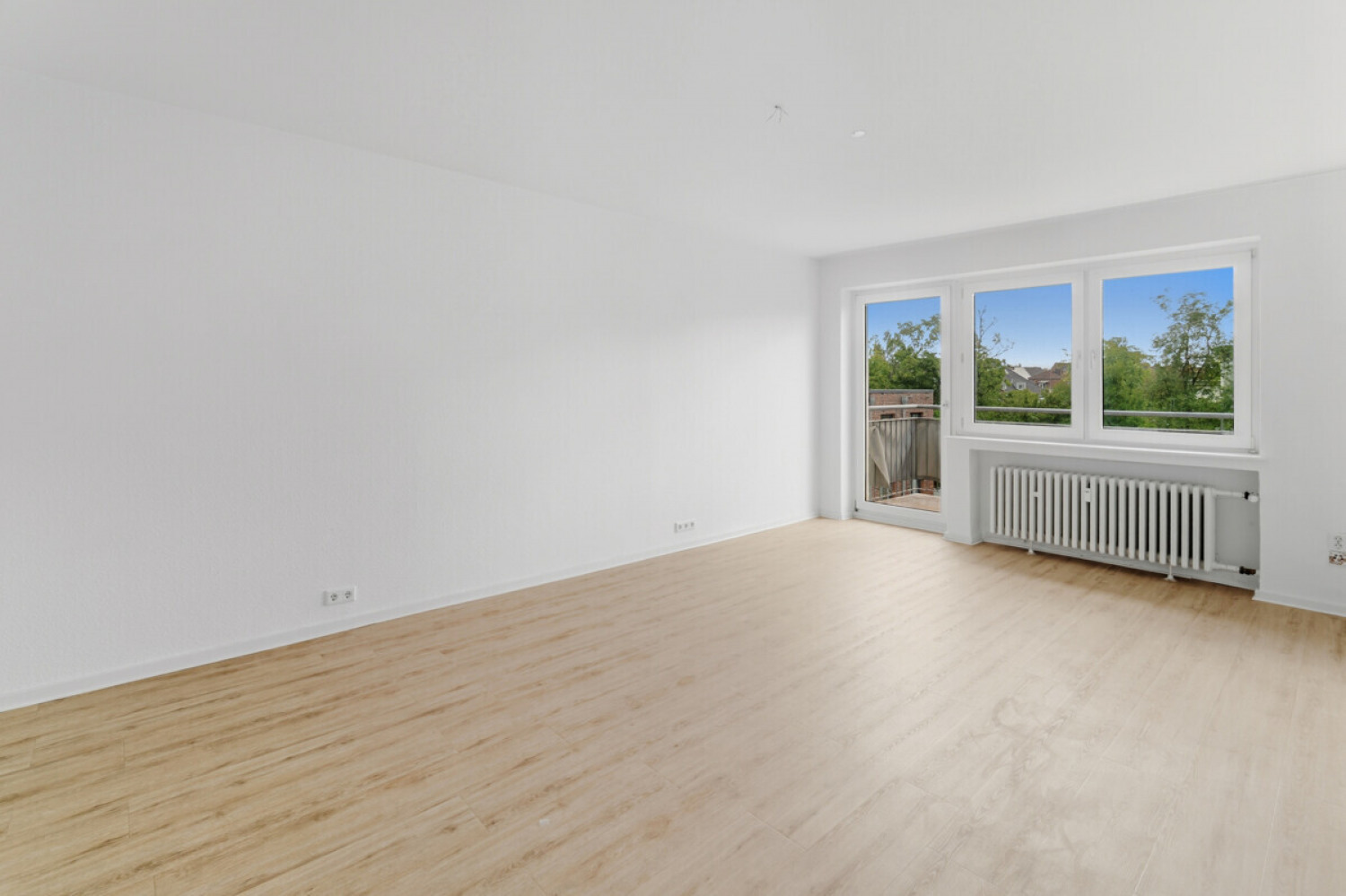 Großzügiges Wohnzimmer mit großer Fensterfront