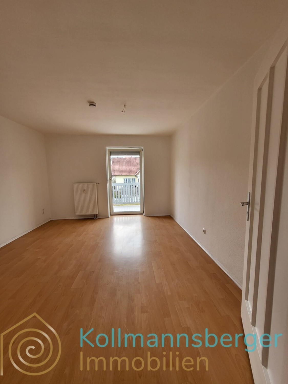 OG - Wohnzimmer mit Zugang zum Balkon