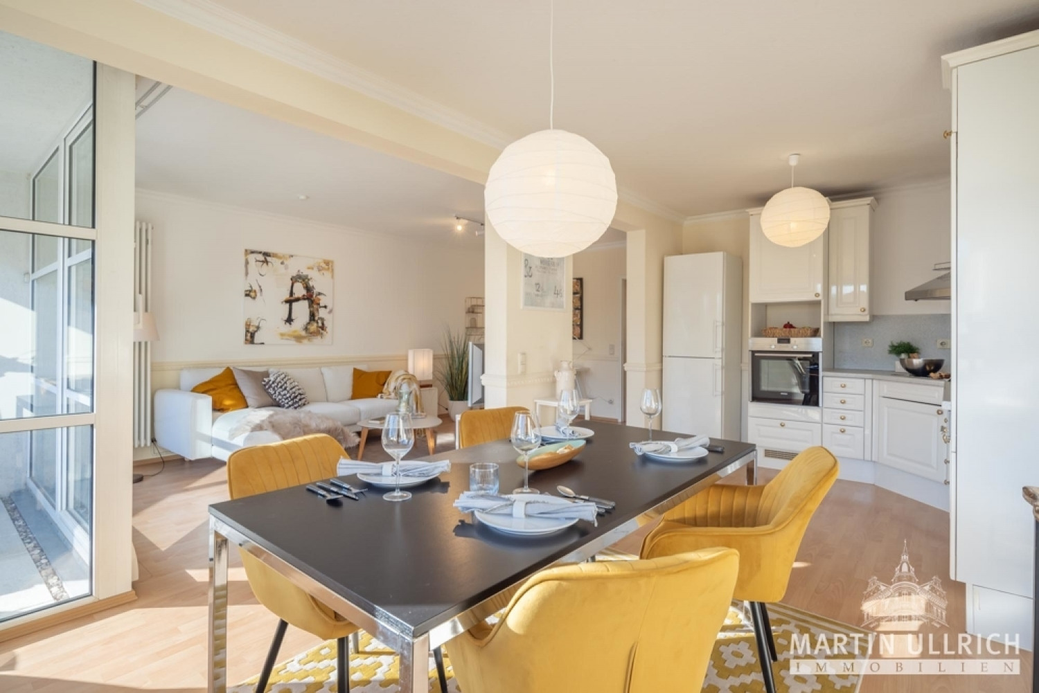 Essbereich mit Blick ins Wohnzimmer