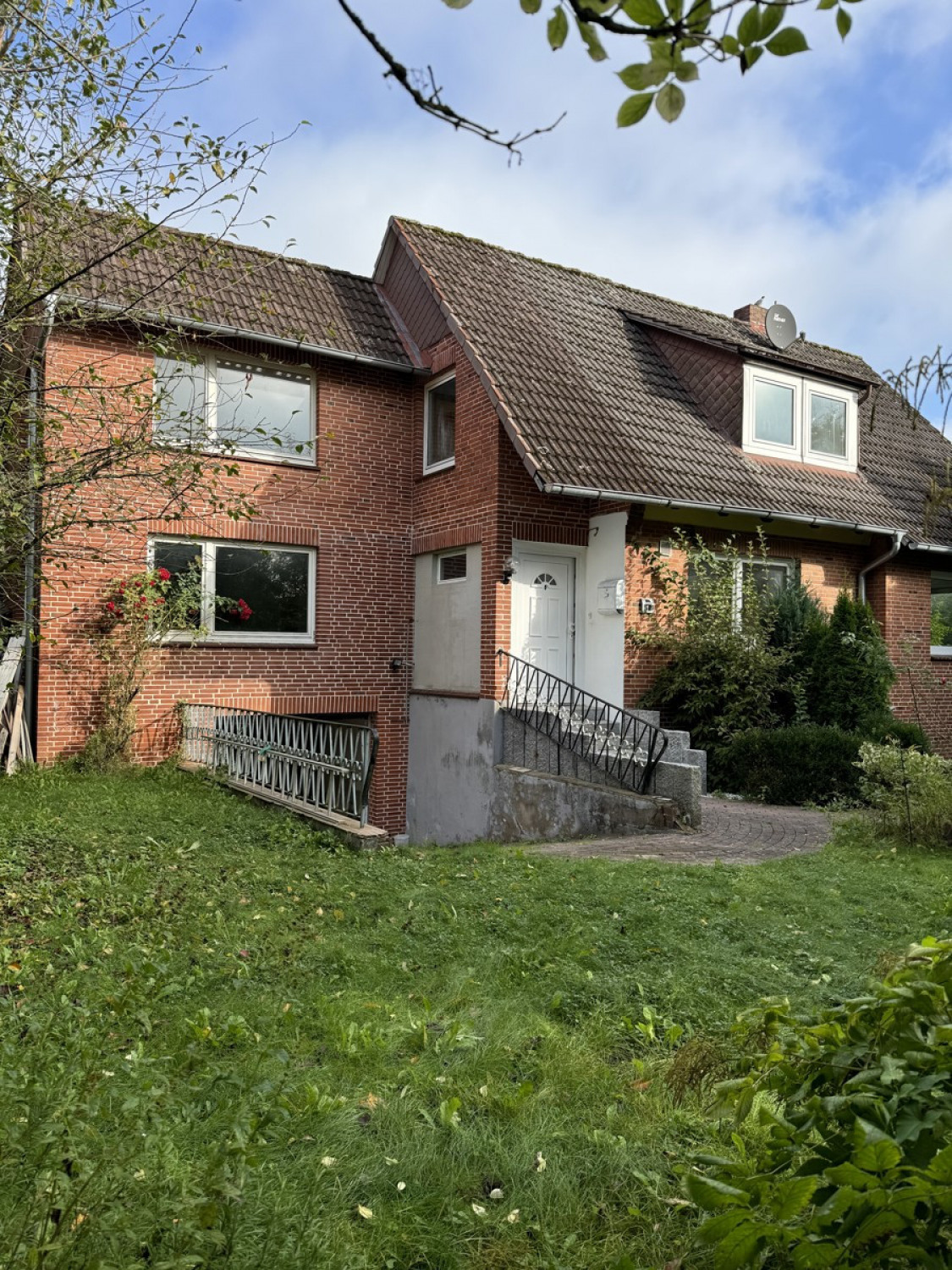 Backsteinhaus im Dornröschenschlaf