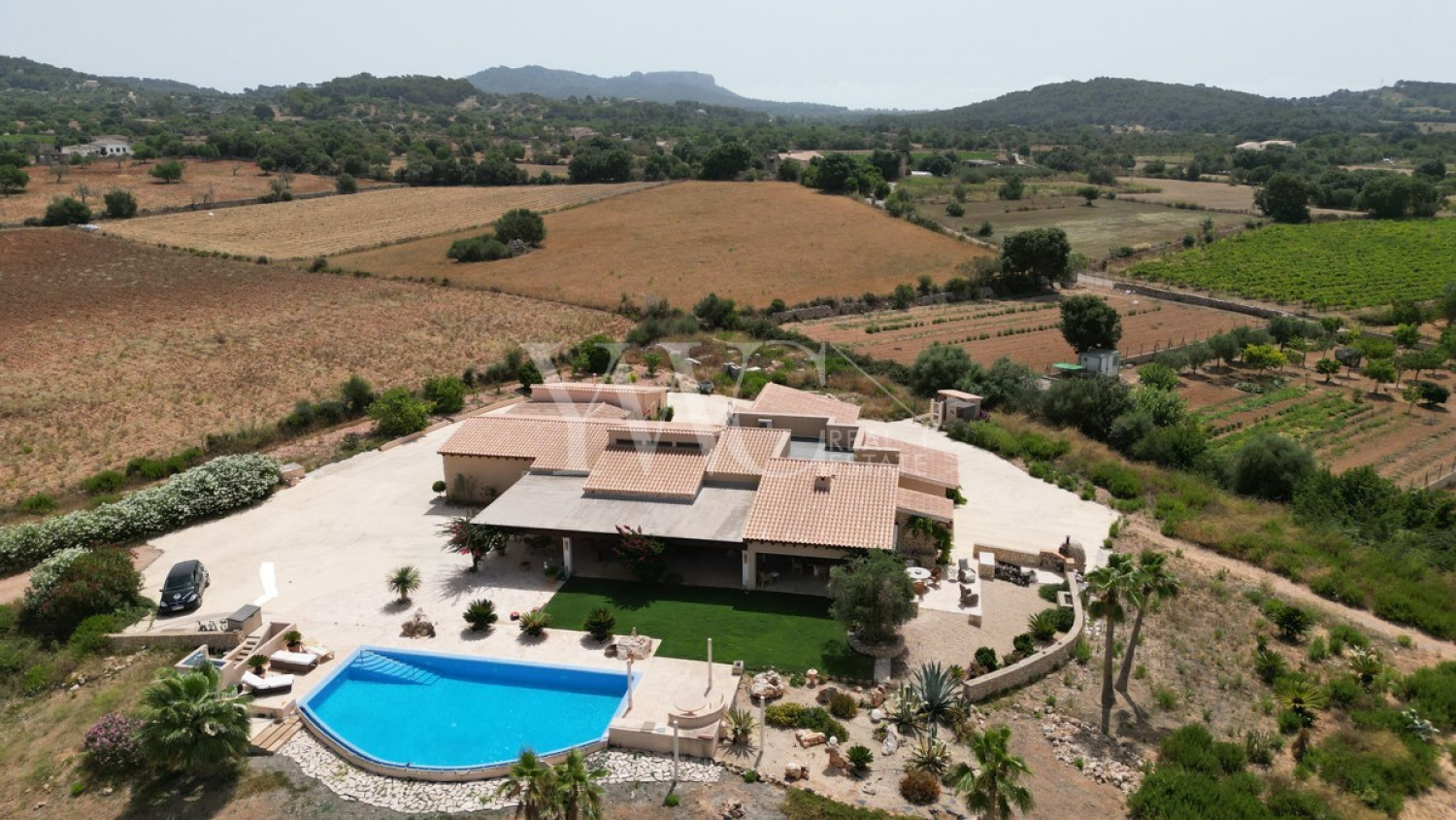 x-mallorca-süd-ost-son-proenç-finca-traumhaft-drohne-gesamte-haus-weitläufigkeit (2)