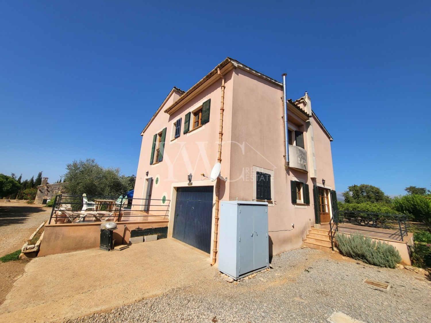 mallorca-nord-östlich-sa-pobla-finca-großes-grundstück-haus-ansicht-mit-garage