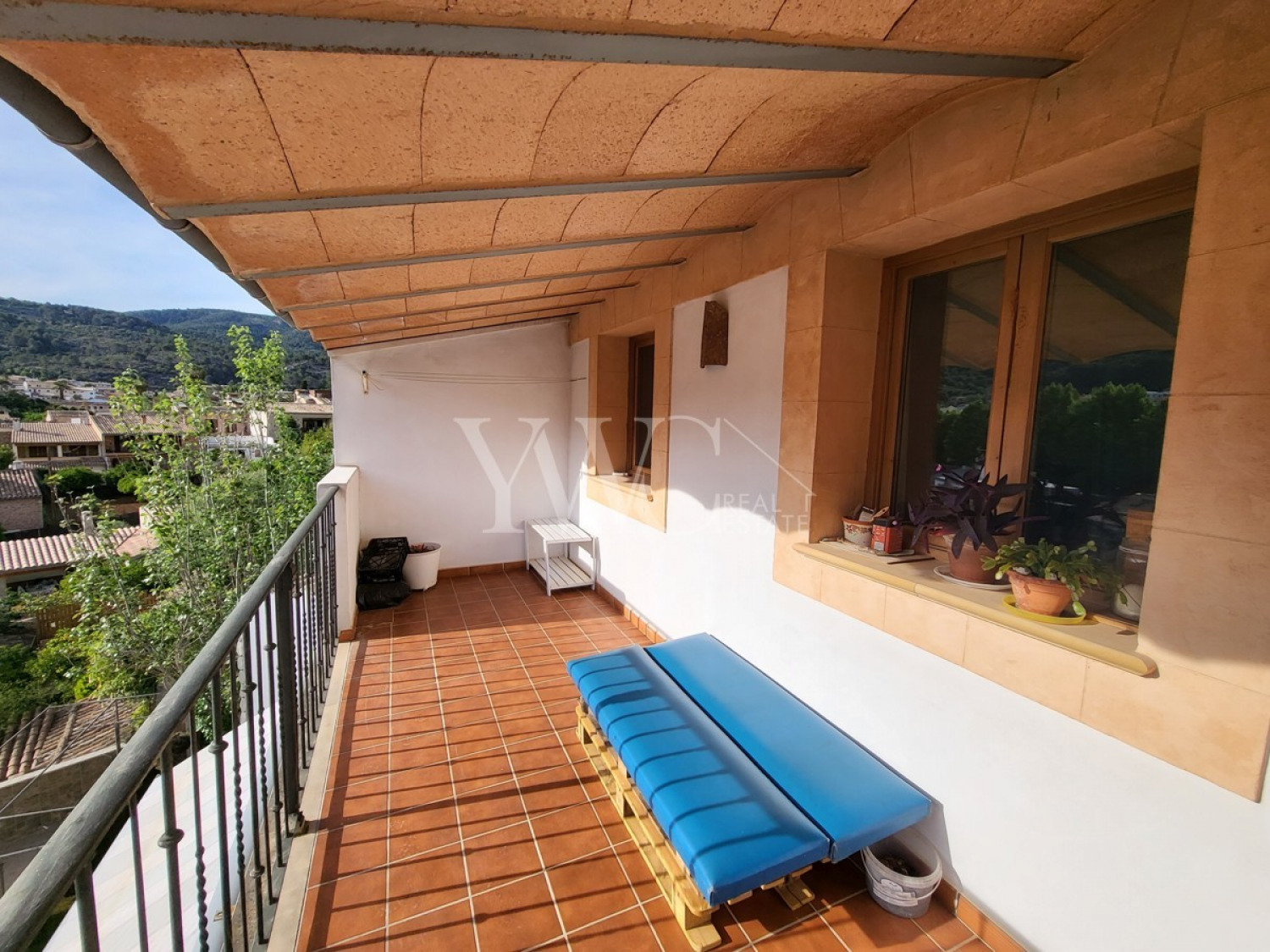 X-mallorca-westen-große-Wohnung-herrliche-aussicht-balkon-sitzgelegenheit