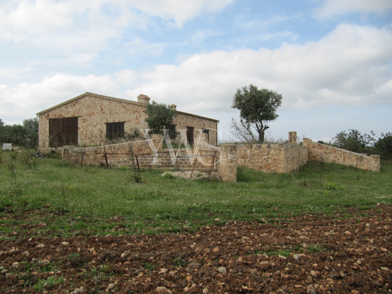 x-mallorca-norden-santa-margalida-maria-de-la-salut-grosse-finca-haus-parzellen-ansicht-seite-garage-terrasse