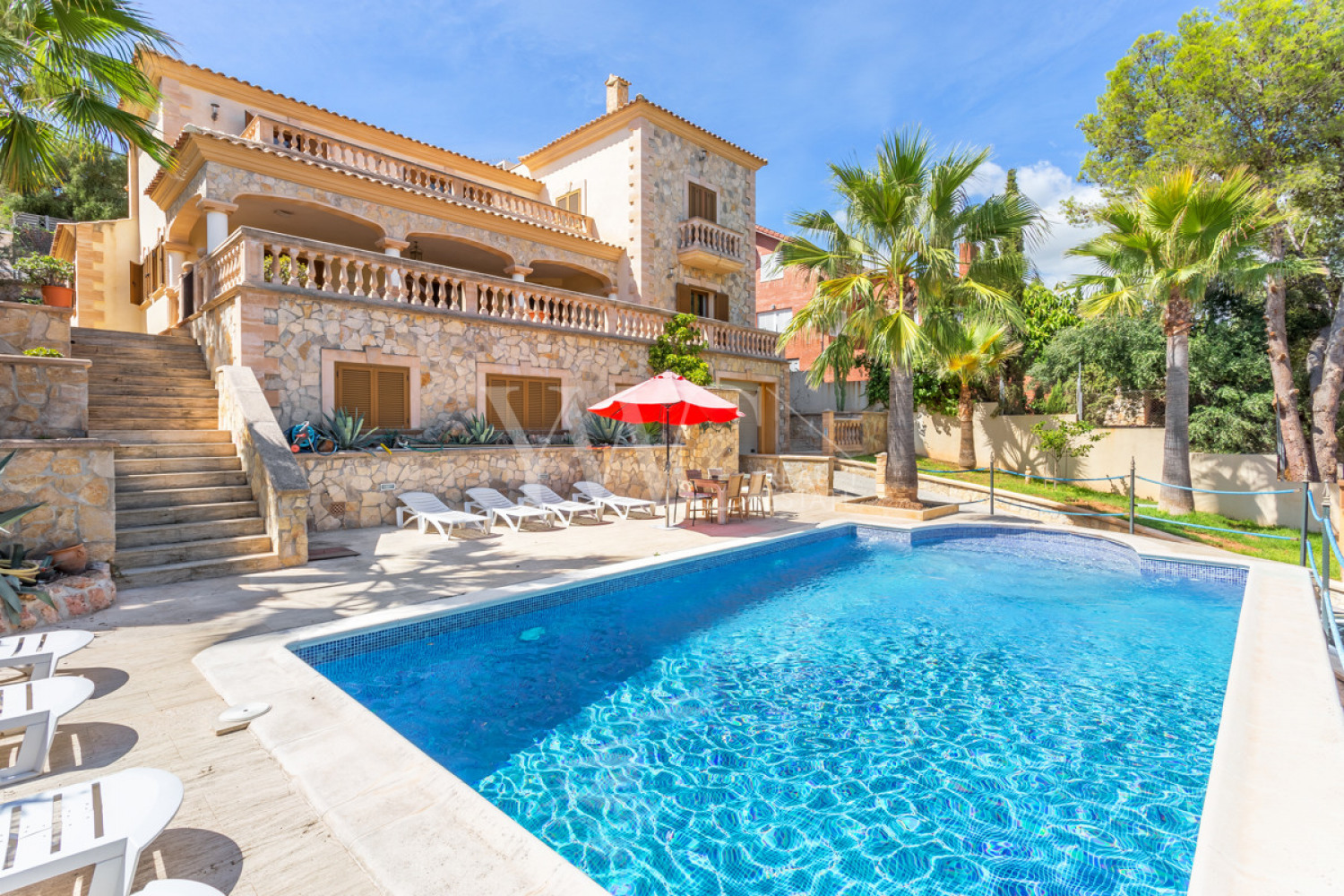 x-mallorca-palma-stadt-cala-mayor-villa-luxuriös-pool-terrasse-ansicht-haus-front