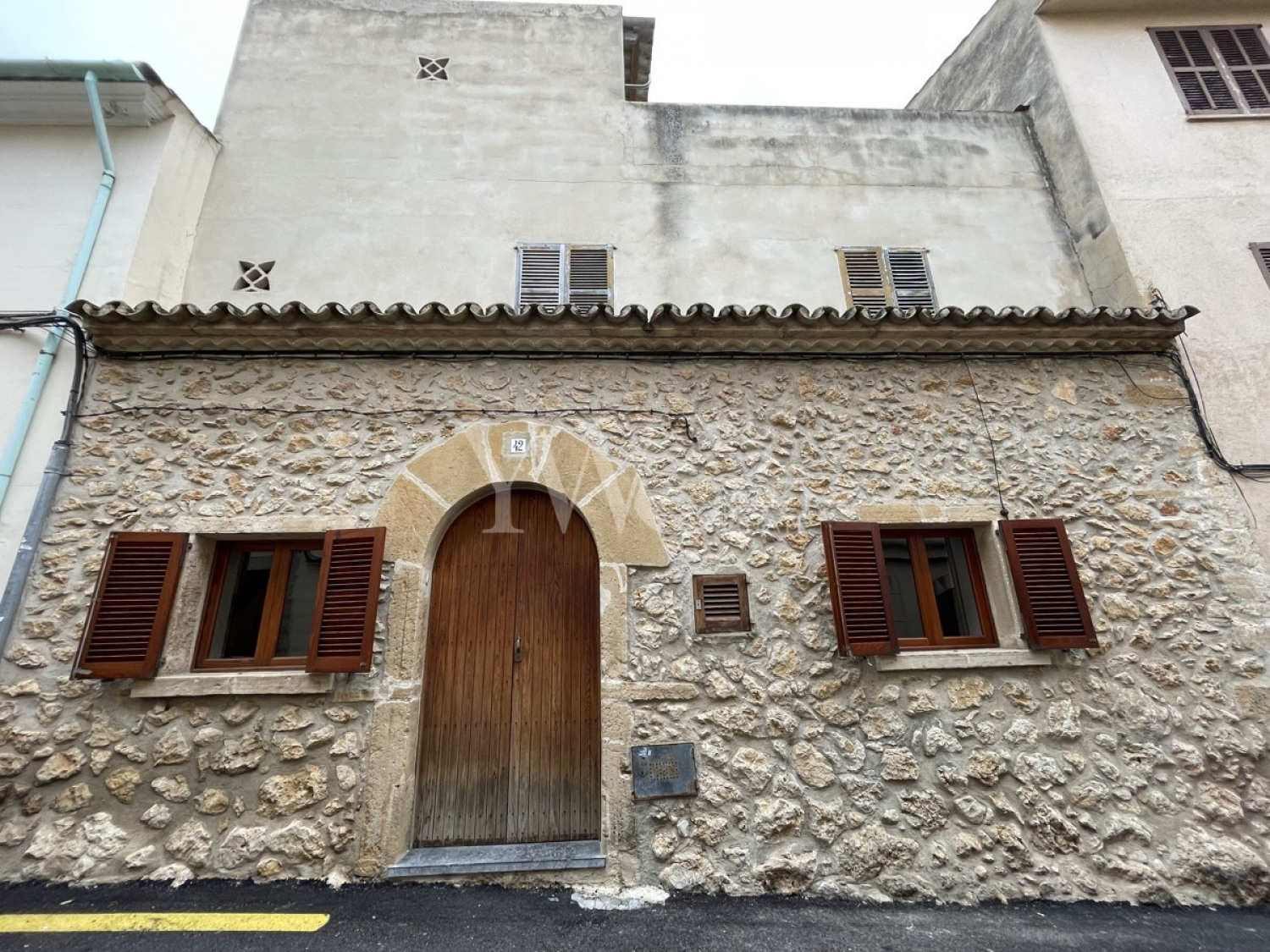 x-mallorca-pollensa-nord-stadthaus-patio-fassade