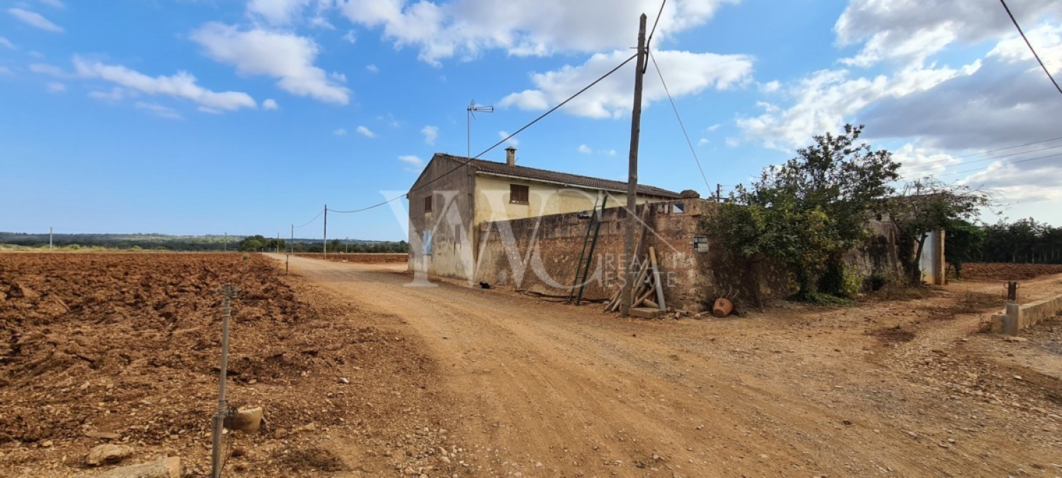 x-mallorca-norden-llubi-sa-pobla-finca-landwitschaft-brunnen-haus-ansicht-zisterne