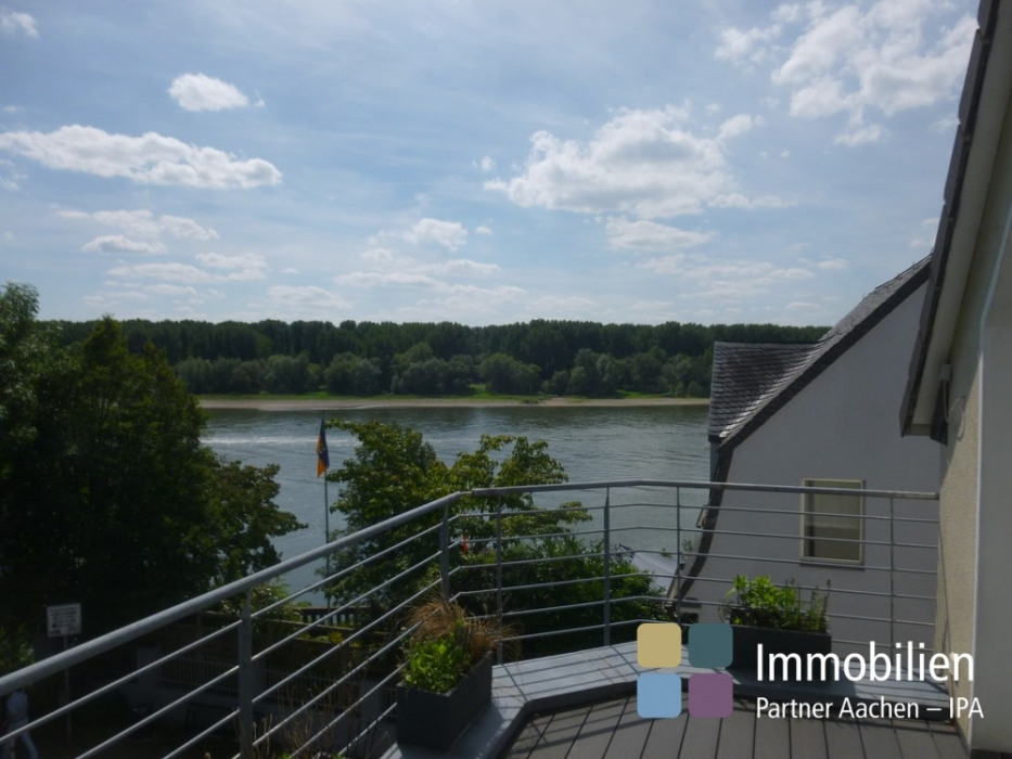 Balkon mit Rheinblick