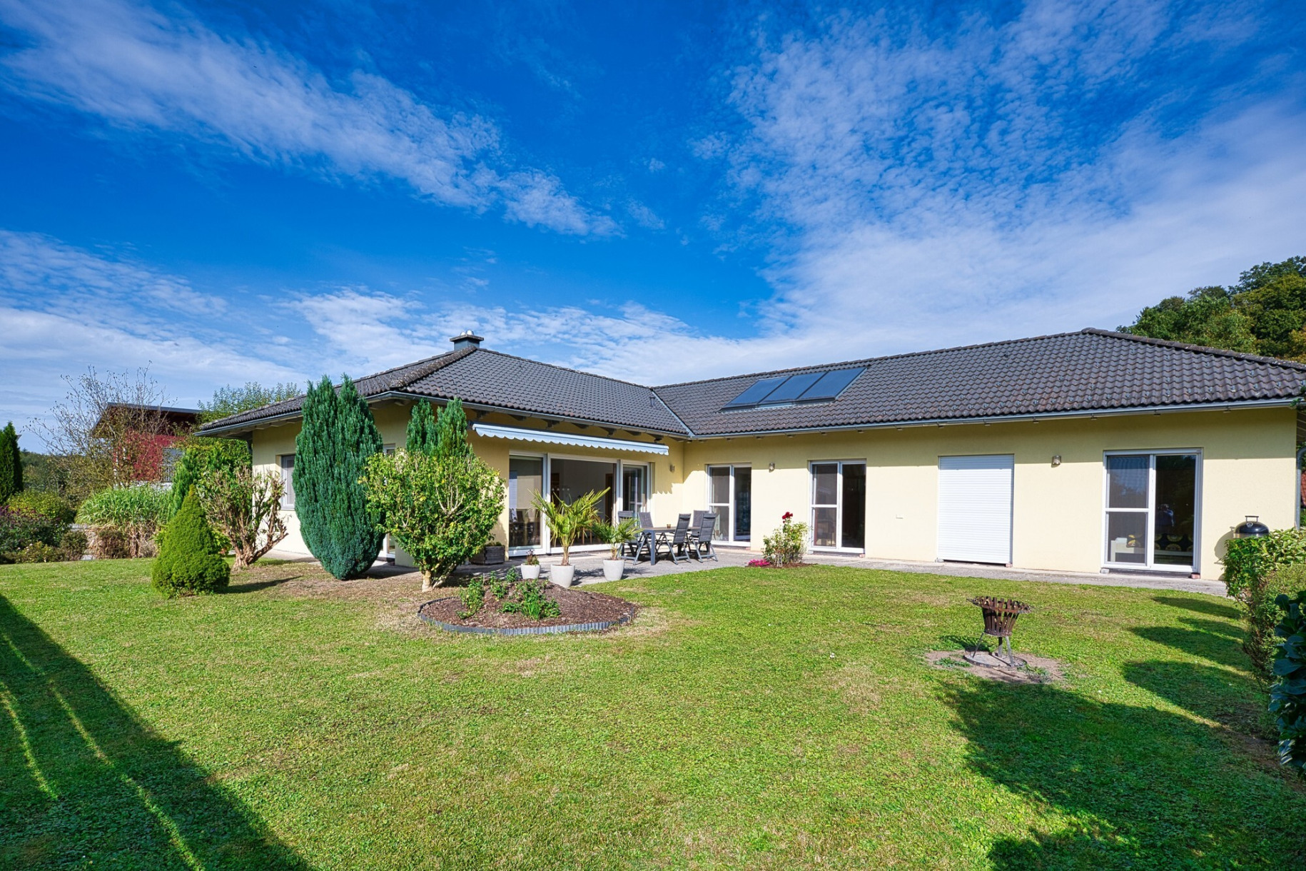Blick vom Garten auf die Terrasse DSC_2709