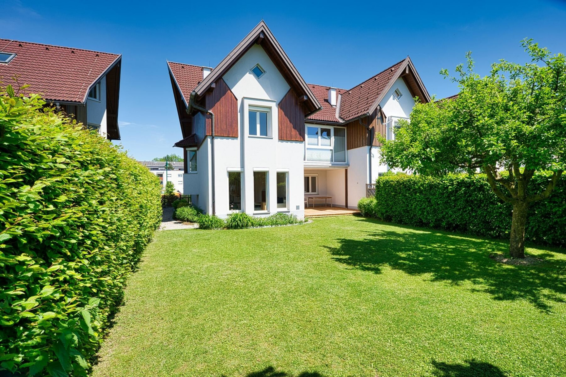 K1600_Blick vom Garten auf die Terrasse DSC_7792