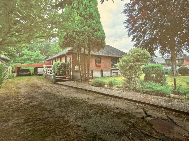 Haus und Einfahrt