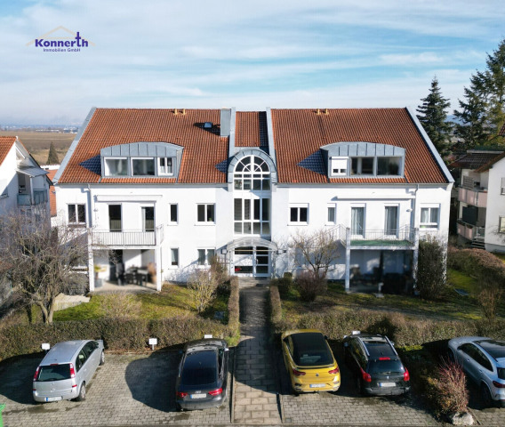 Hausfront + Gemeinschafts-Stellplätze