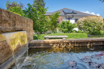 Brunnen mit Wasserfall