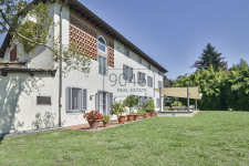 Herrliches Luxusanwesen mit Schwimmbad und Olivenhain auf den Hügeln von Lucca - Toskana