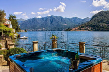Exklusive Villa mit direktem Zugang zum Comer See