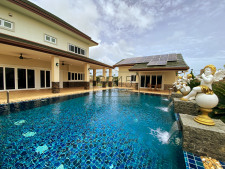 Luxuriöse Villa mit Pool und Gästehaus im Vorort von Pattaya - Thailand