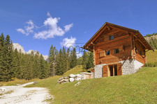 Einsame Berghütte in Falcade inmitten der Dolomiten