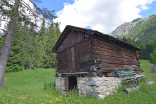 Traditionelle Holzhütte in Mazzin inmitten der Dolomiten