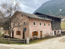 Geschlossener Hof in den Sextner Dolomiten - Südtirol