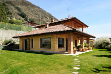 Einfamilienhaus mit Seeblick und privatem Garten und Garage in Sarnico - Lago d'Iseo