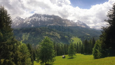 Almwiese mit kleiner Kochhütte und Stadel in Alta Badia - Südtirol