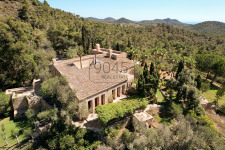 "Finca" mit Vermietungslizenz, Pool und Meerblick in der Nähe von S'Horta und Calonge