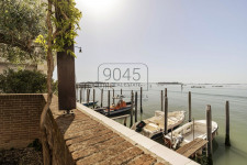 Großzügige restaurierte Wohnung mit Garten und Blick in die Lagune von Venedig