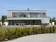 Luxus-Villa mit Panoramafensterfront
