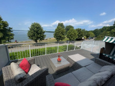 Dachterrasse mit Seeblick im Sommer