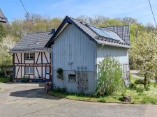 Haus und Nebengebäude